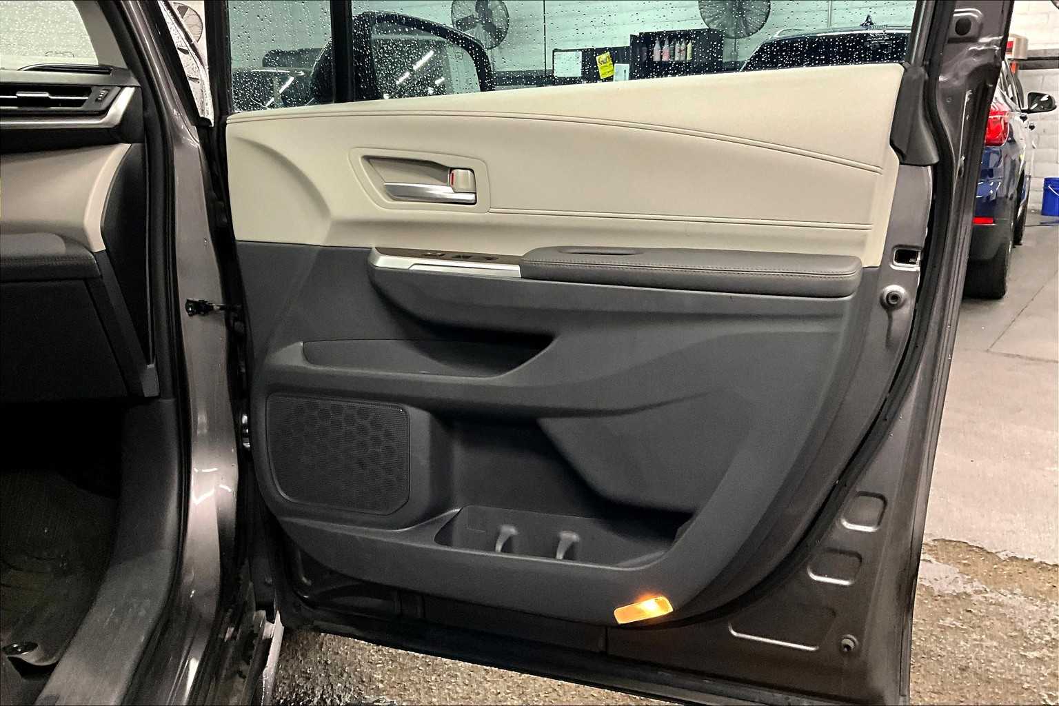 Vehicle image 20 of 32