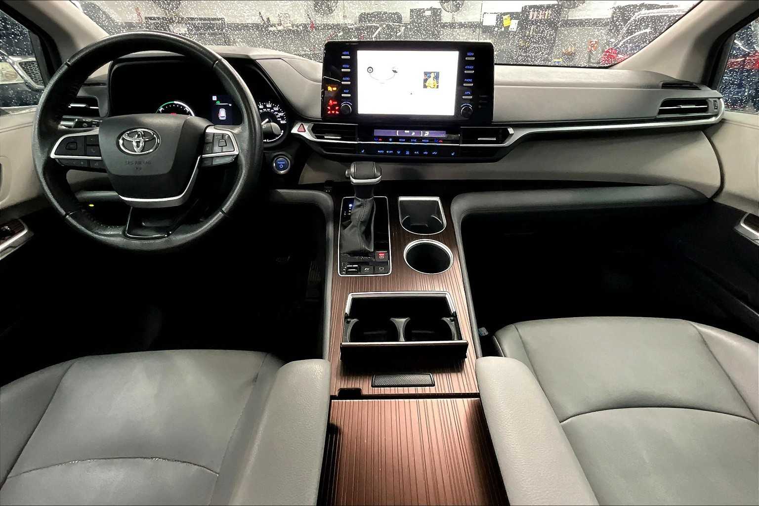 Vehicle image 13 of 32