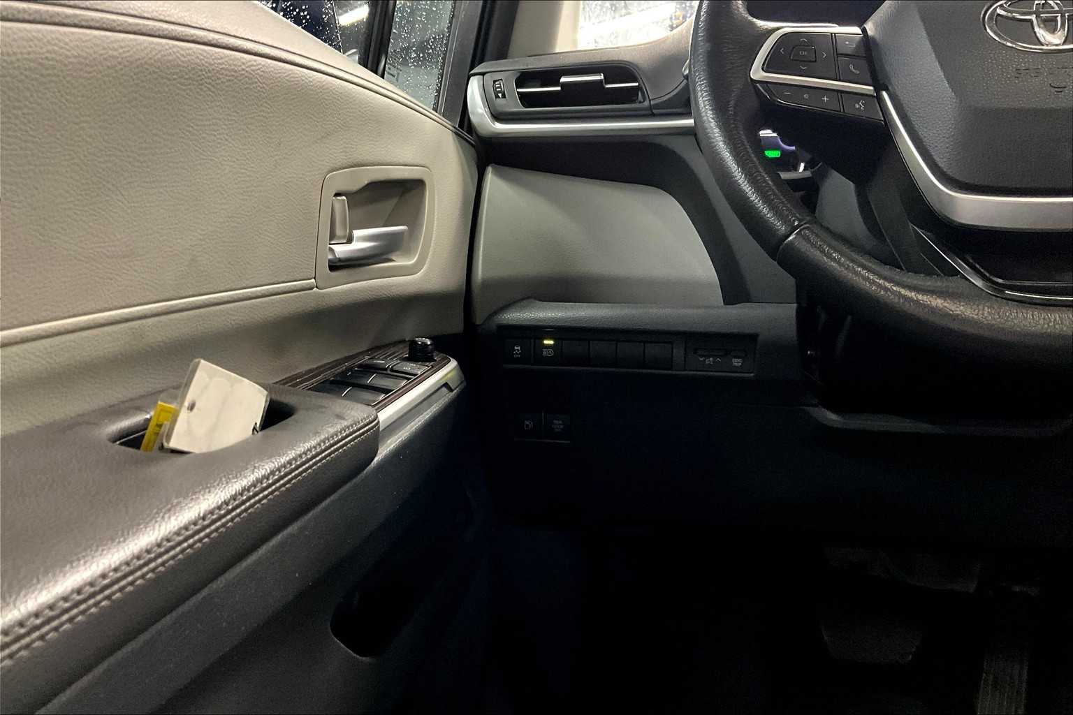 Vehicle image 29 of 32