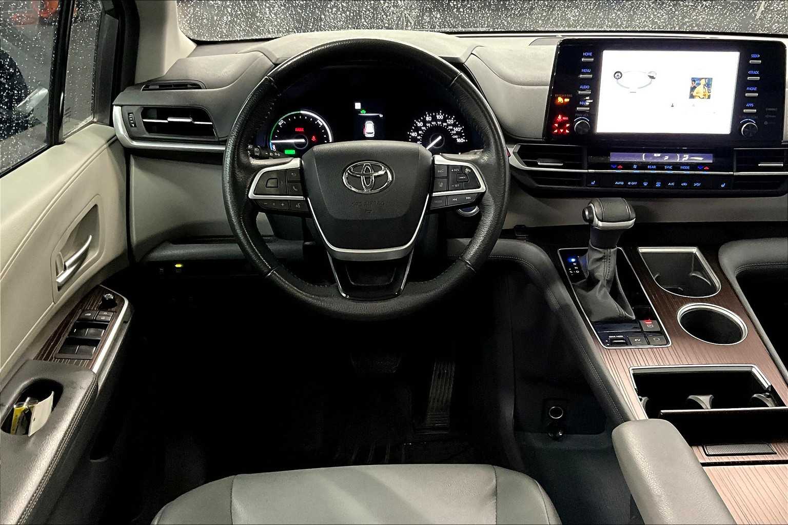 Vehicle image 7 of 32