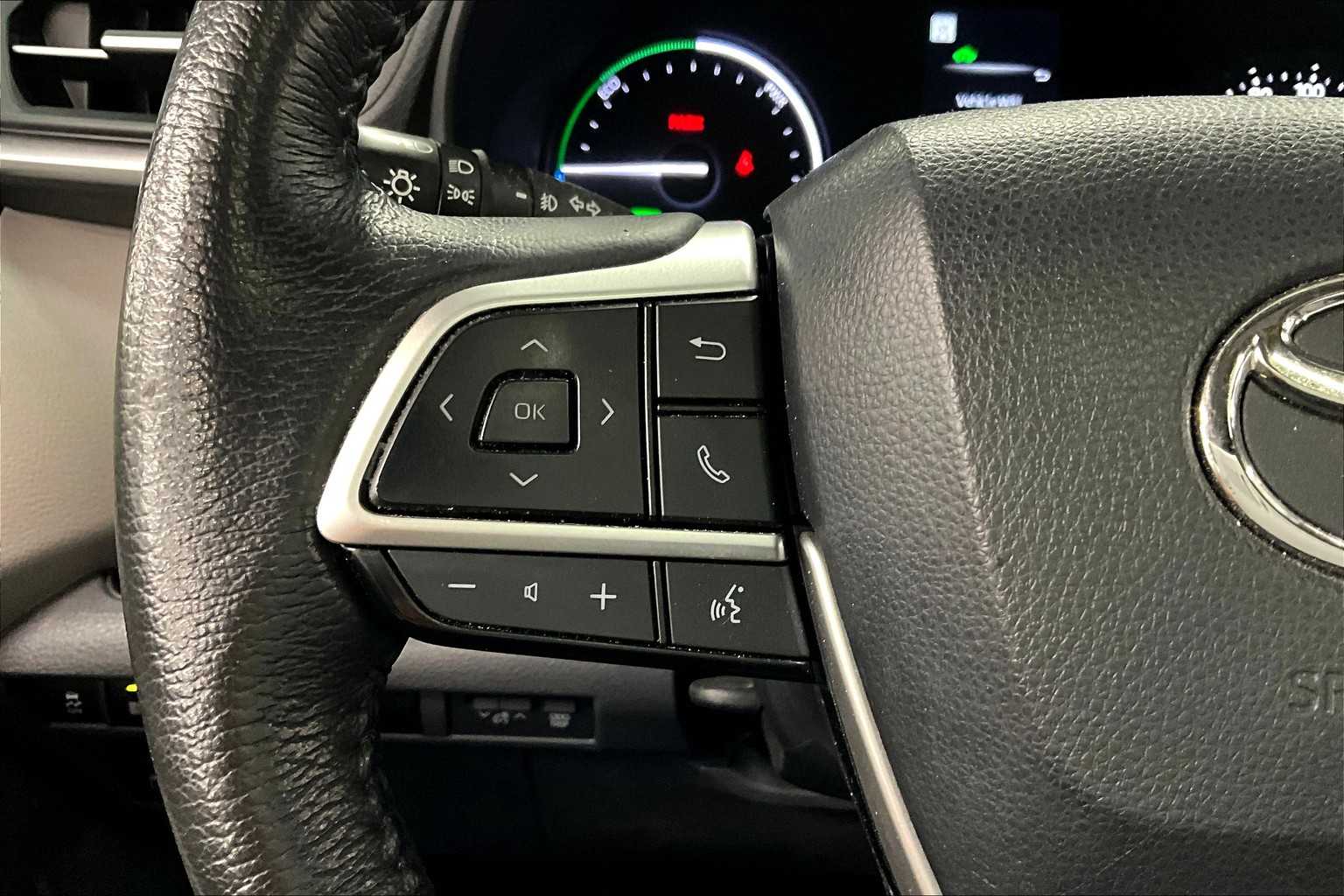 Vehicle image 21 of 32
