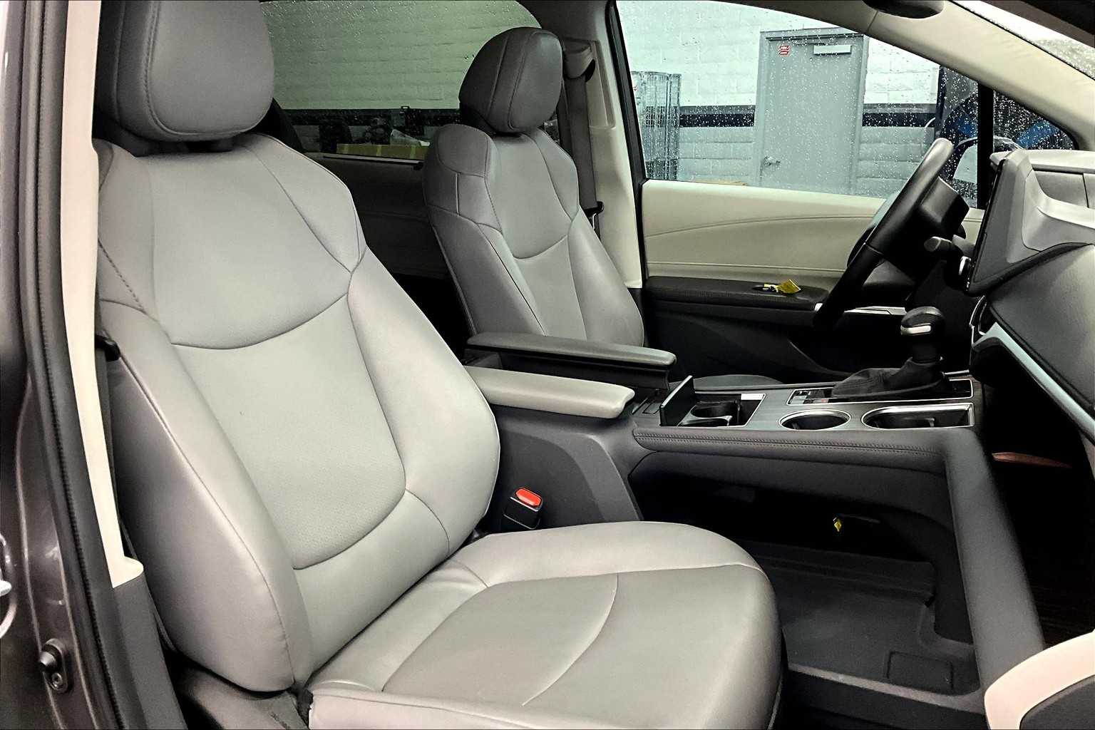 Vehicle image 10 of 32