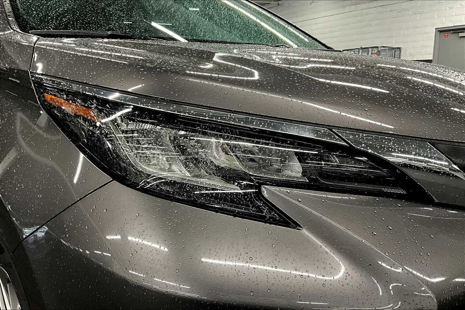 Vehicle image 25 of 32