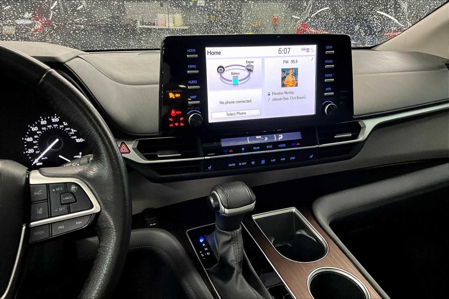 Vehicle image 8 of 32