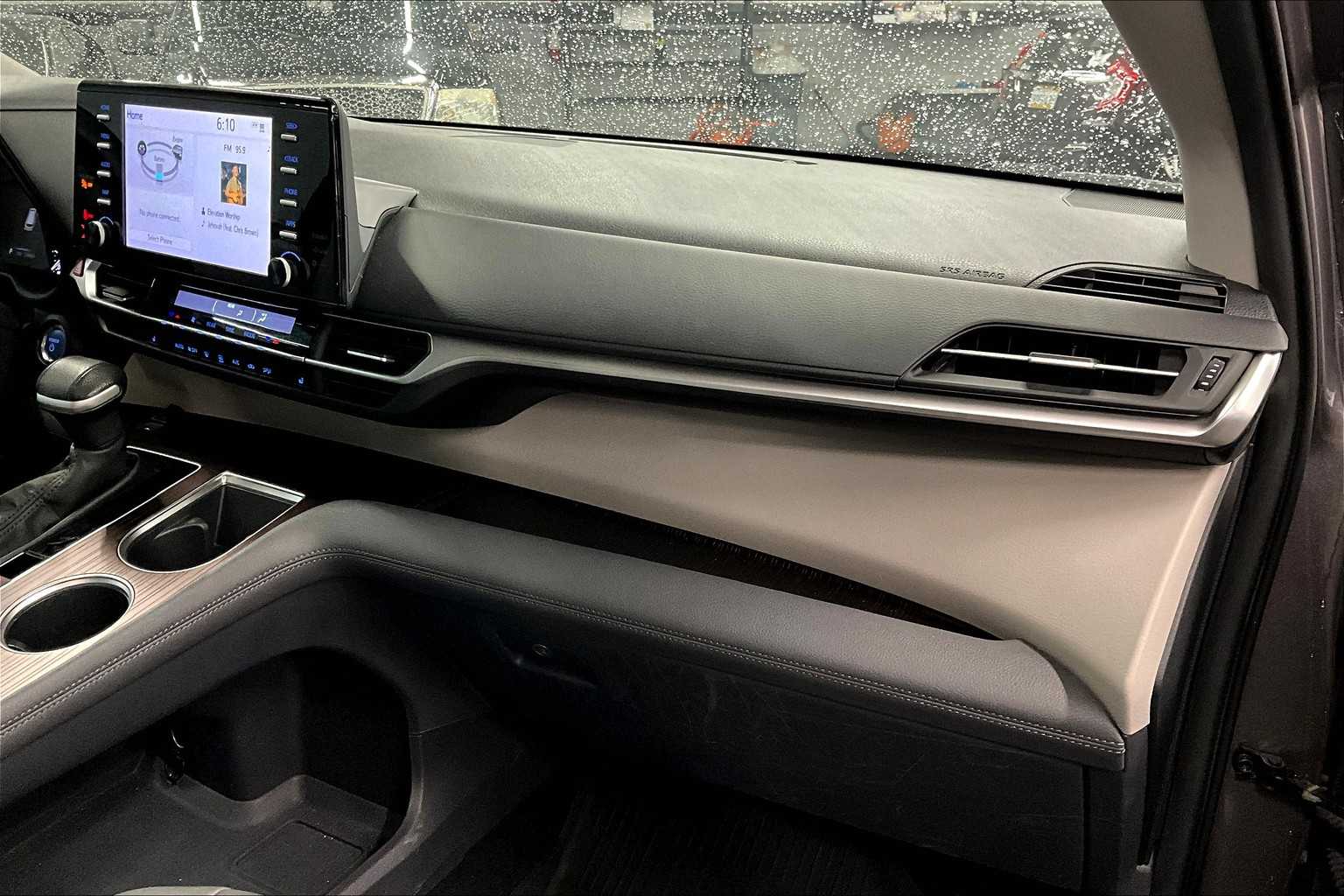 Vehicle image 16 of 32