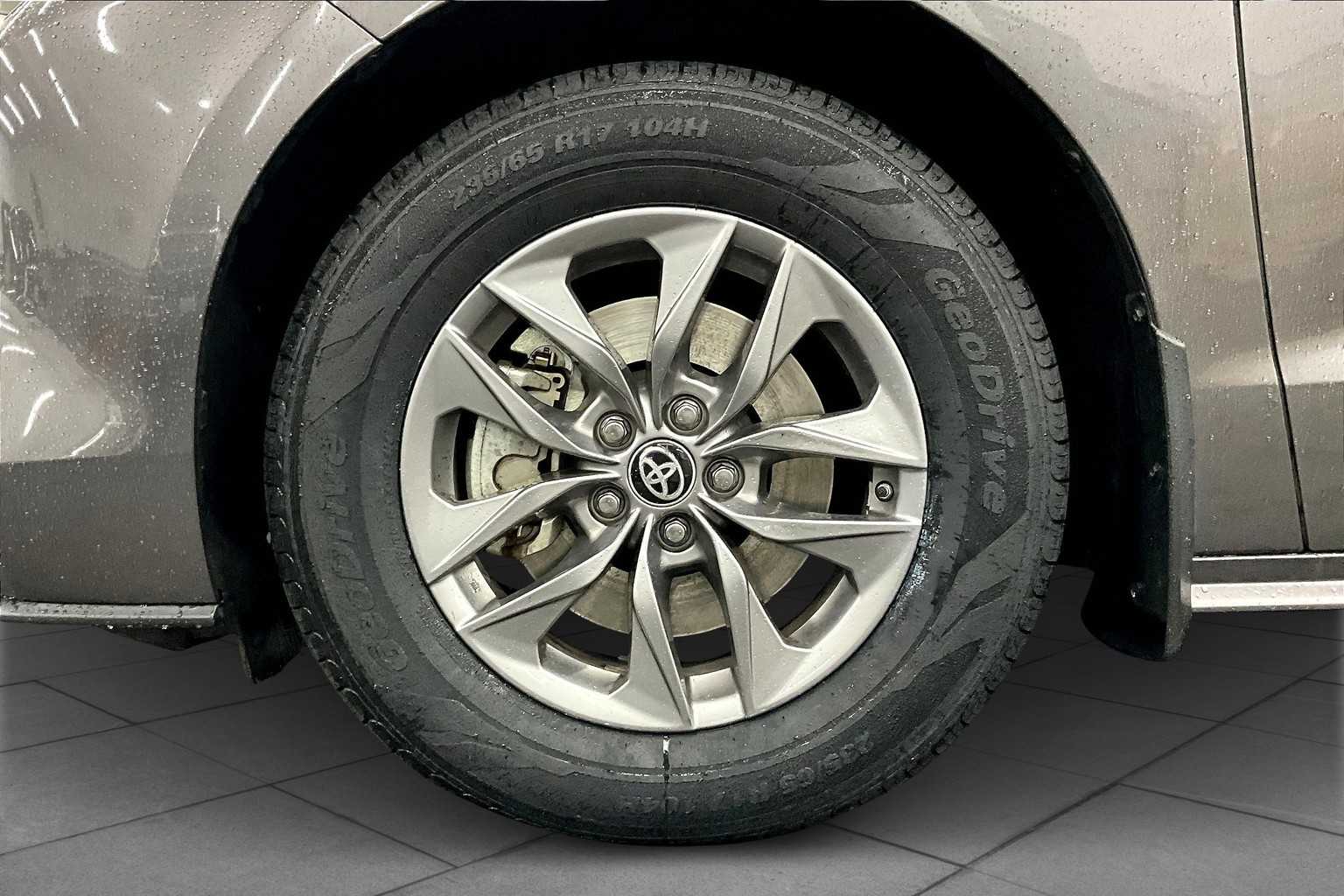 Vehicle image 12 of 32