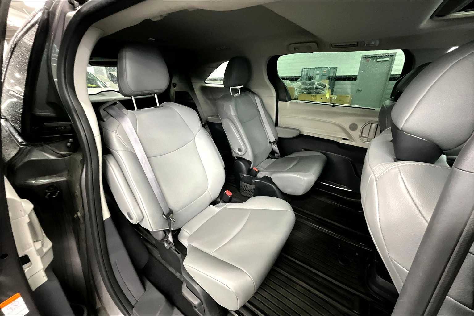 Vehicle image 18 of 32