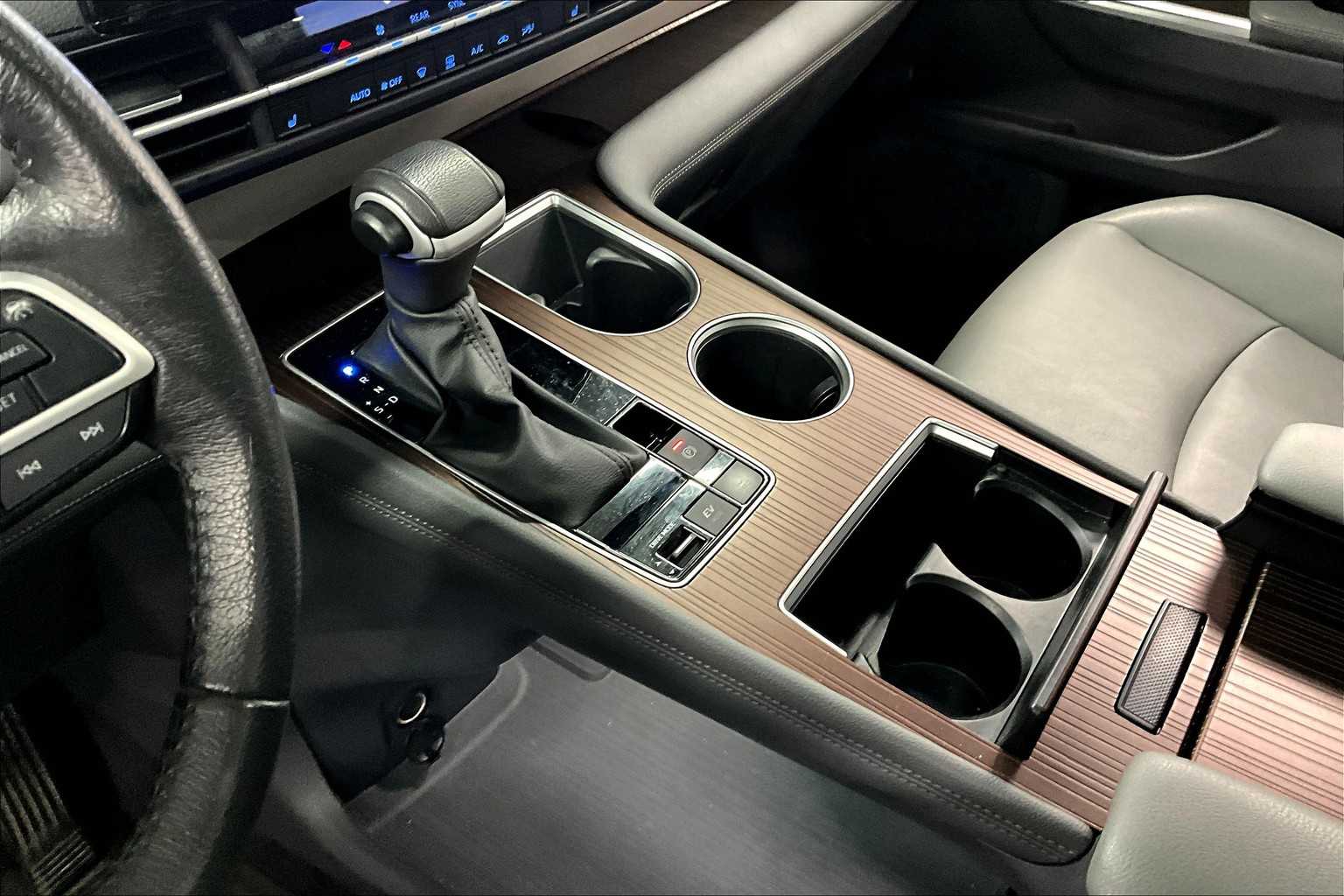 Vehicle image 14 of 32