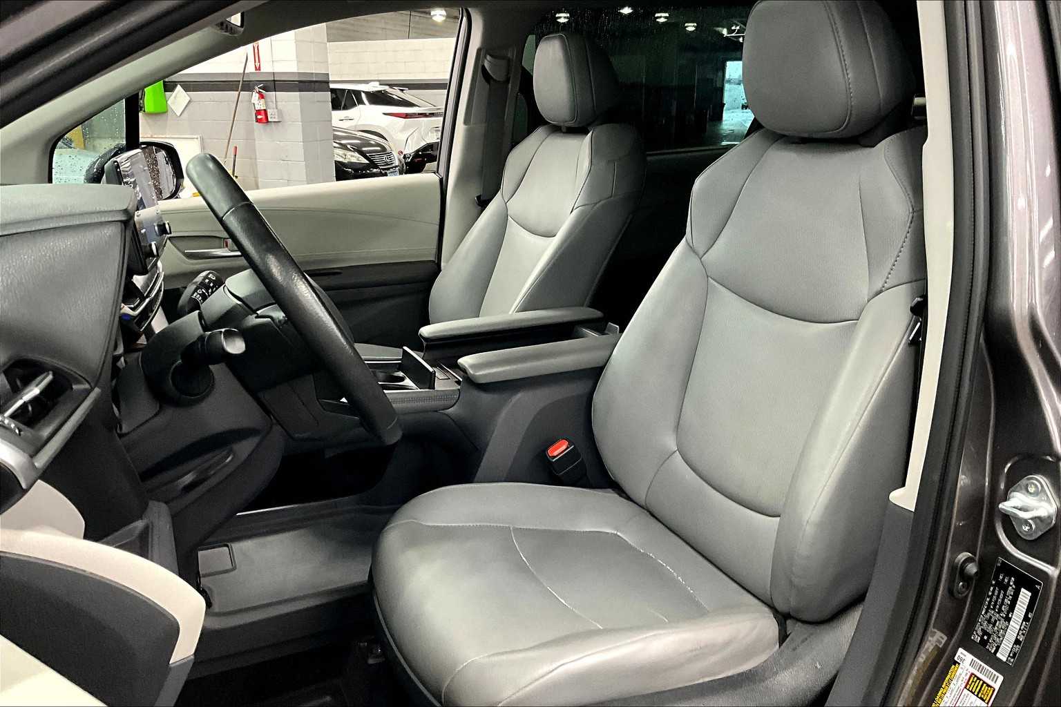 Vehicle image 9 of 32