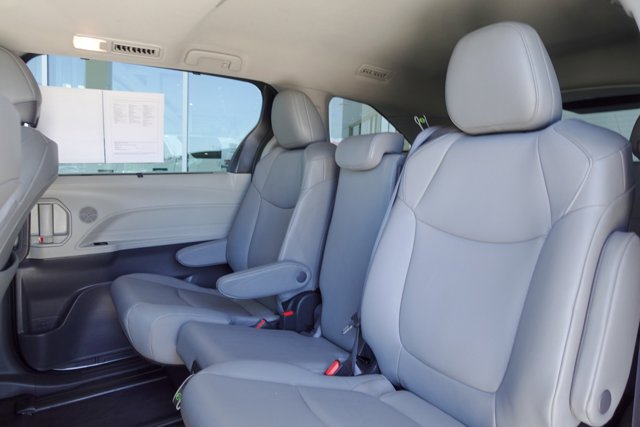 Vehicle image 21 of 26