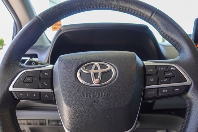 Vehicle image 13 of 26