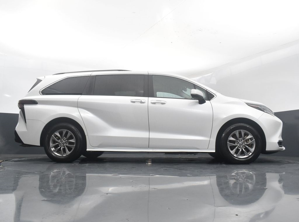 Vehicle image 10 of 61