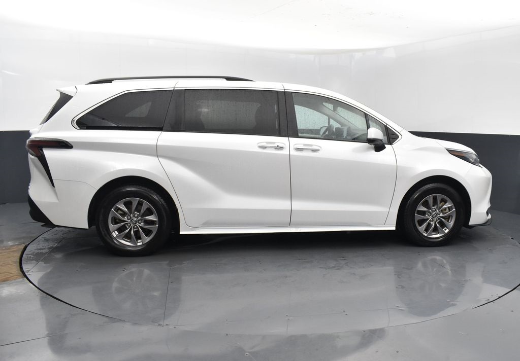 Vehicle image 11 of 61