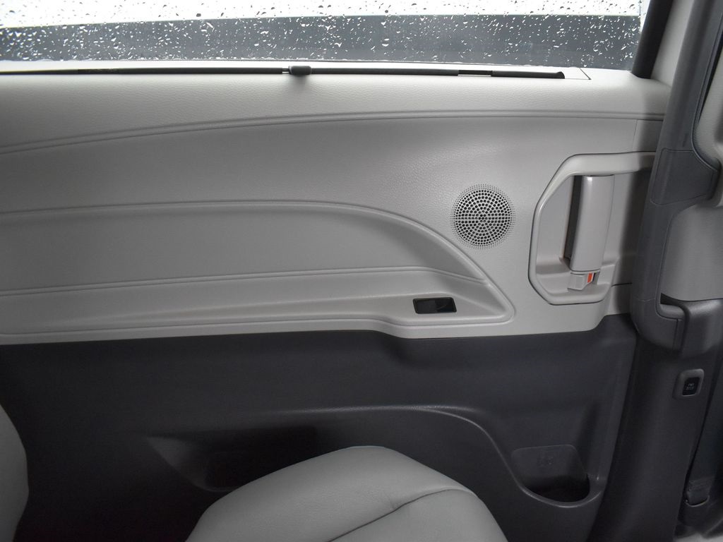 Vehicle image 51 of 61