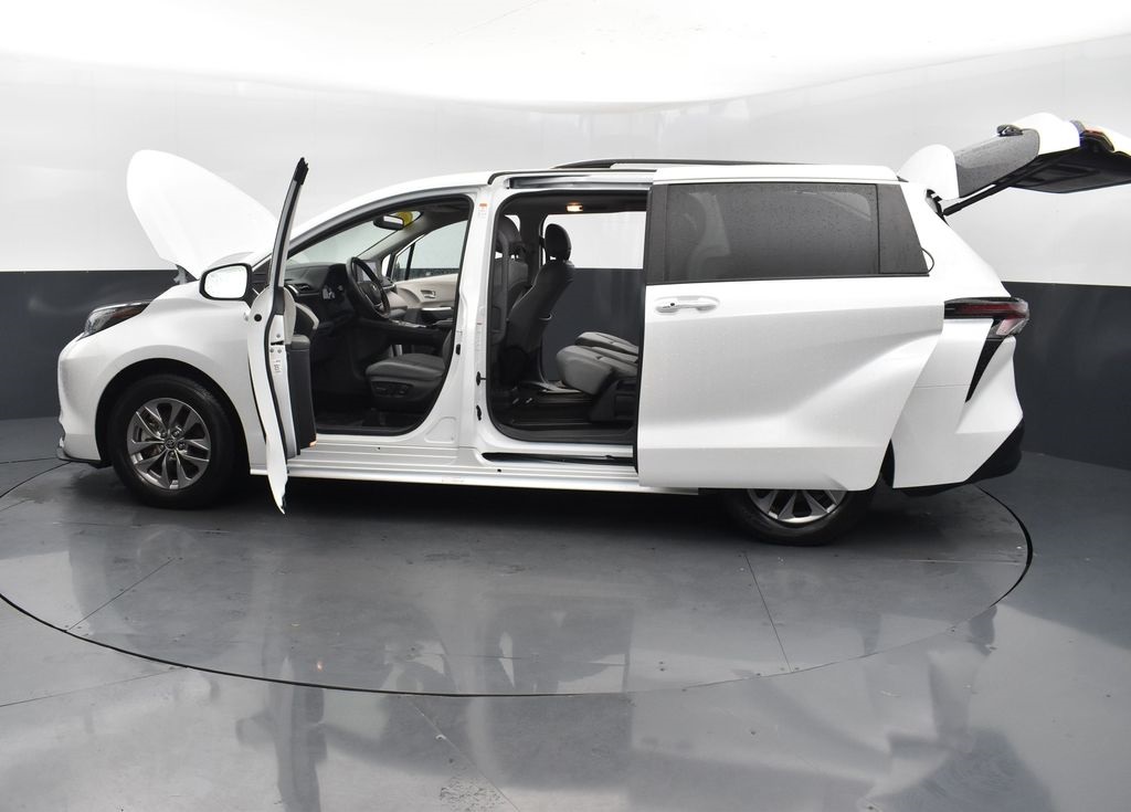 Vehicle image 21 of 61