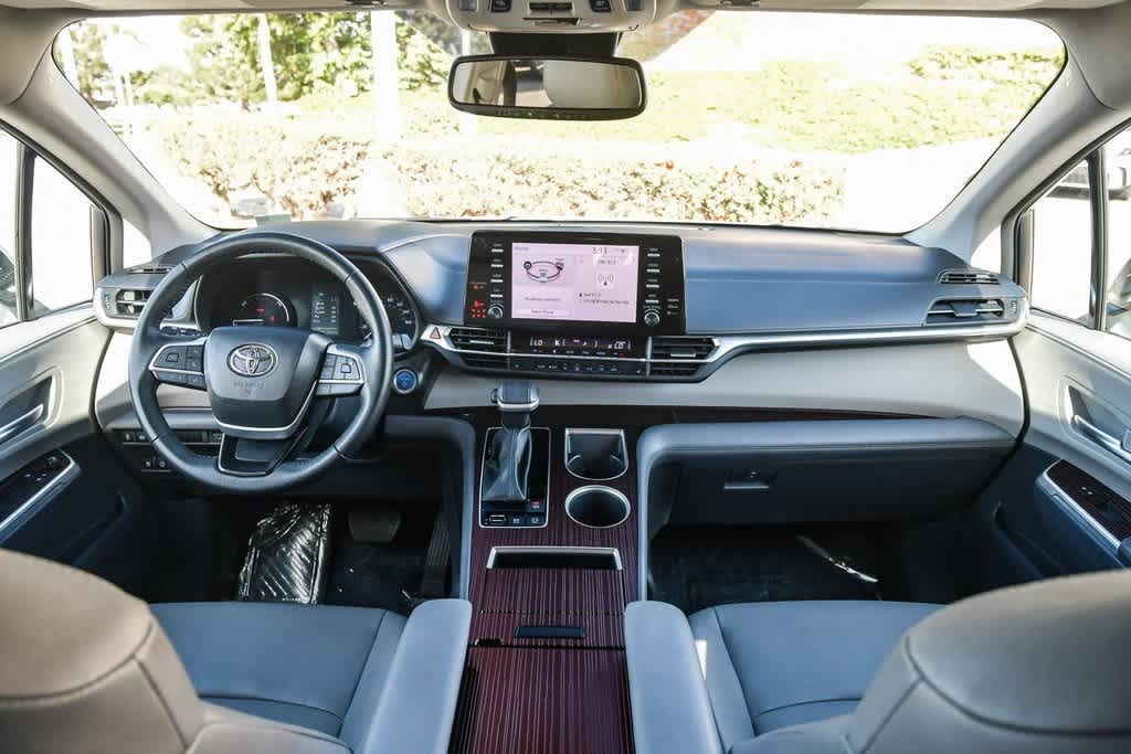 Vehicle image 14 of 28