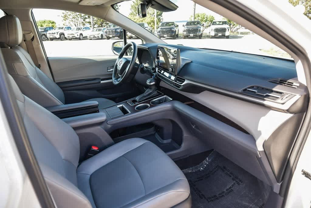 Vehicle image 13 of 28