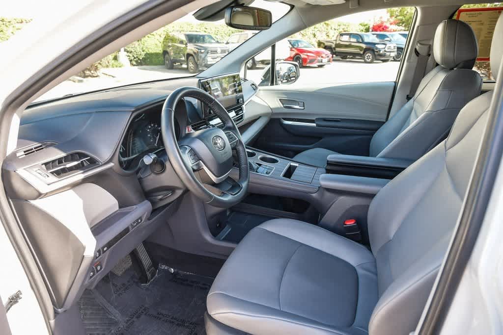 Vehicle image 24 of 28
