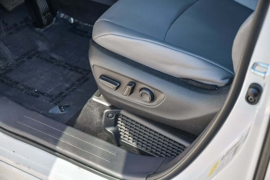 Vehicle image 21 of 28