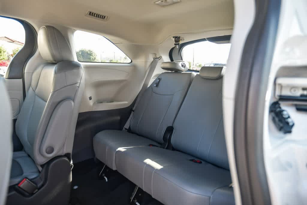 Vehicle image 10 of 28