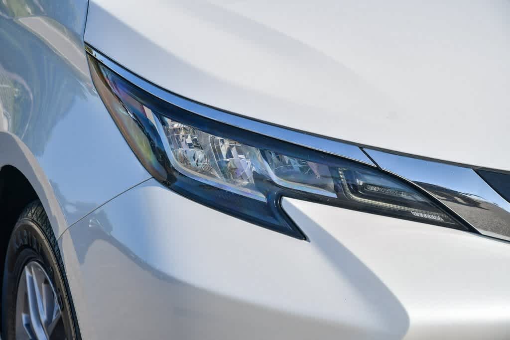 Vehicle image 20 of 28