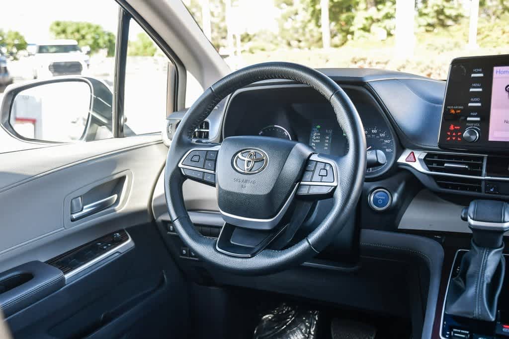 Vehicle image 15 of 28