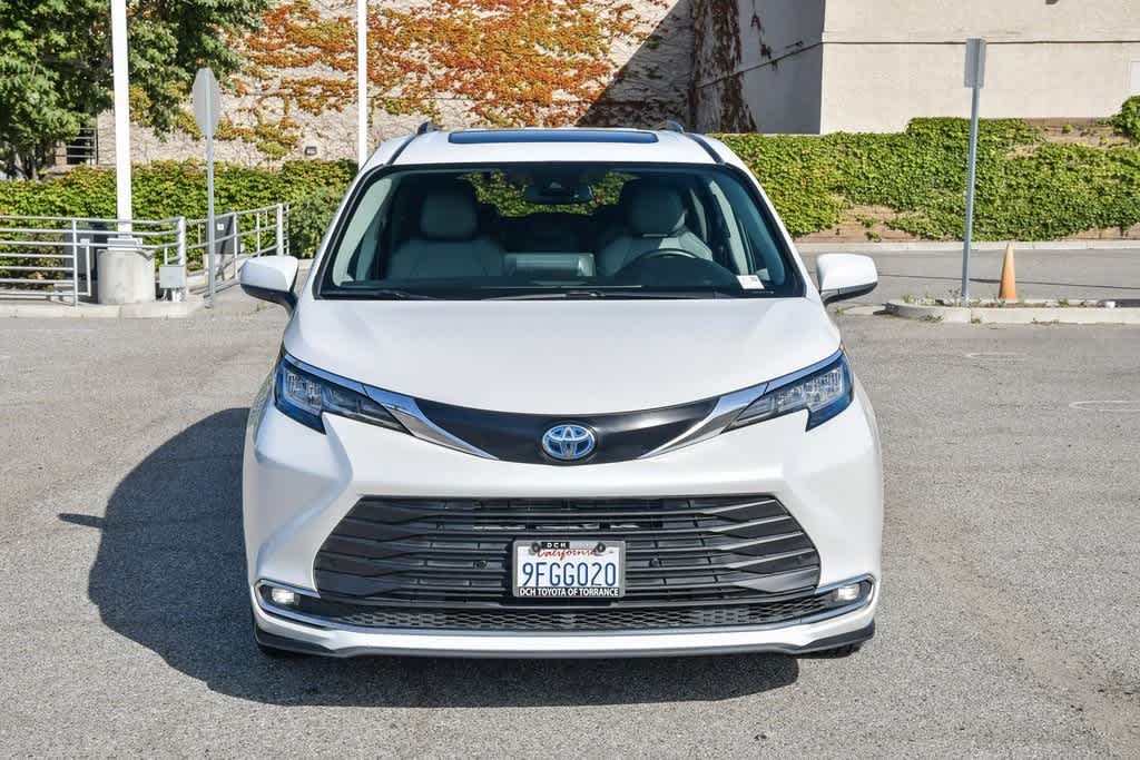 Vehicle image 2 of 28