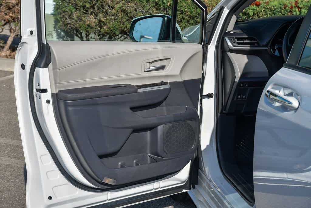 Vehicle image 23 of 28