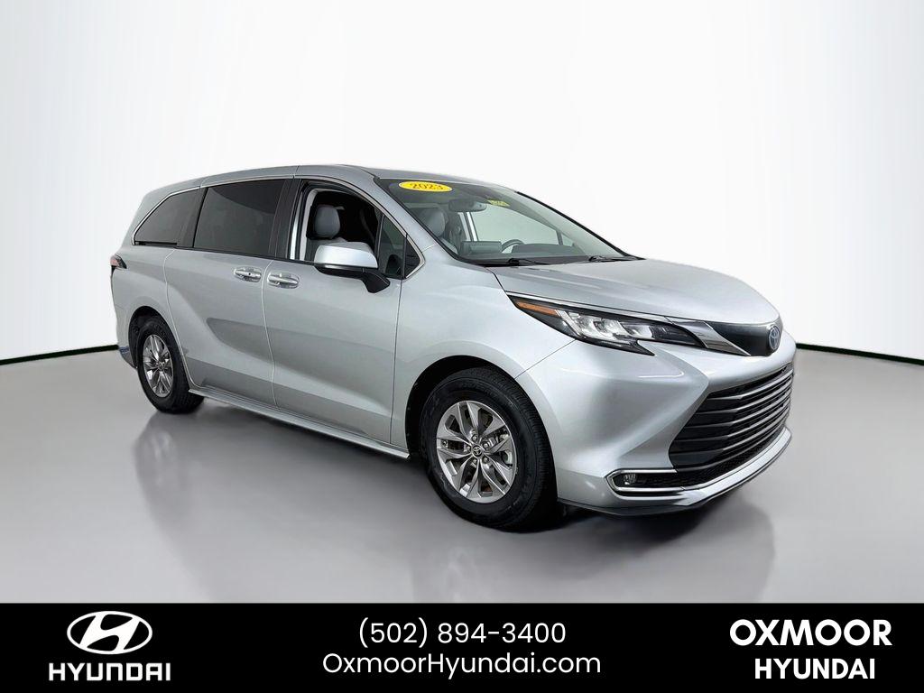 2023 Toyota Sienna XLE Image 3 of 33