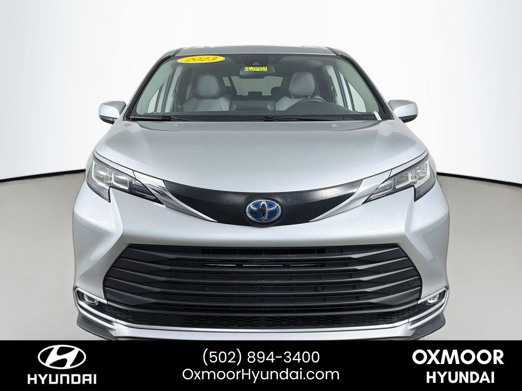 2023 Toyota Sienna XLE Image 2 of 33