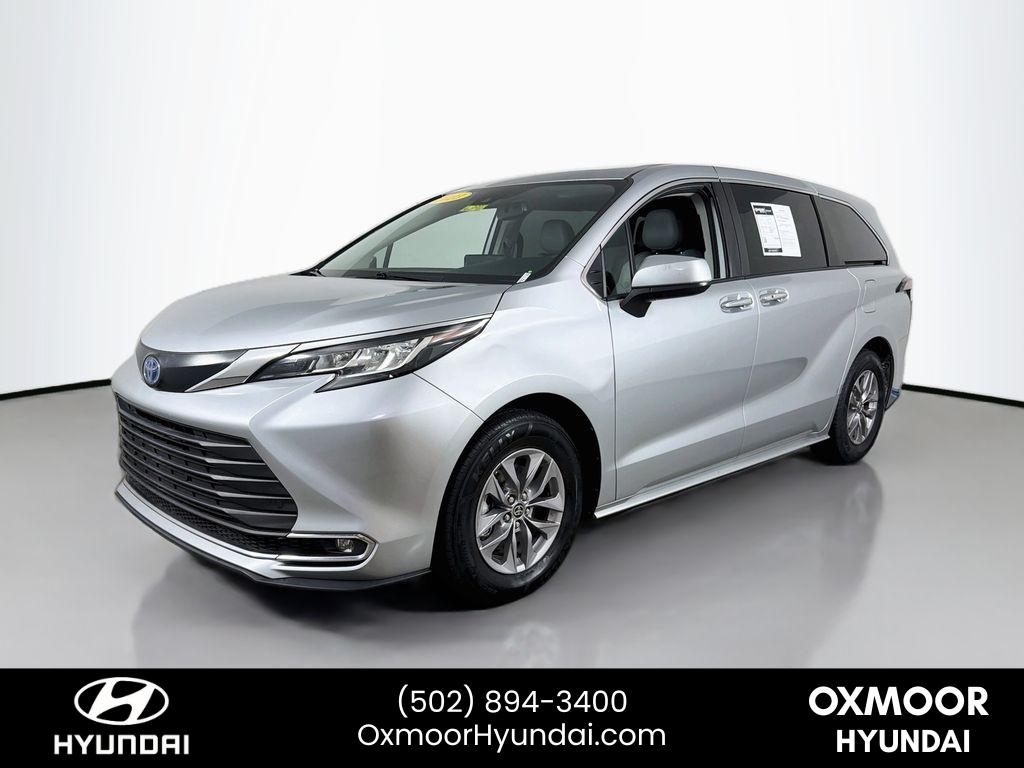 2023 Toyota Sienna XLE Image 1 of 33