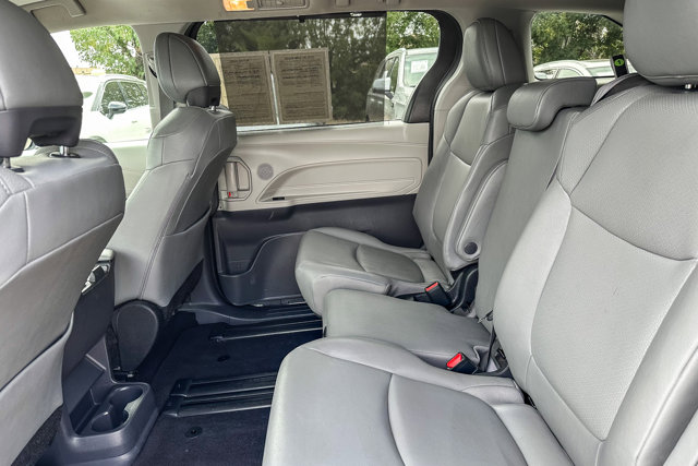 Vehicle image 18 of 27
