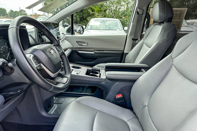 Vehicle image 17 of 27