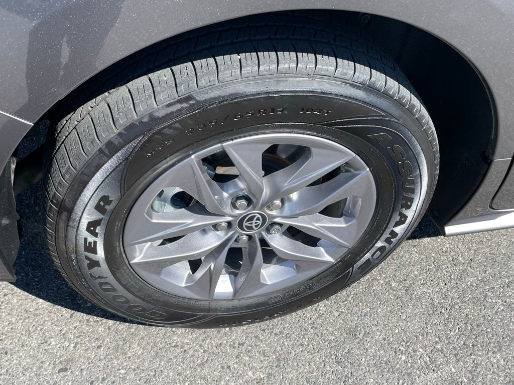 Vehicle image 11 of 33