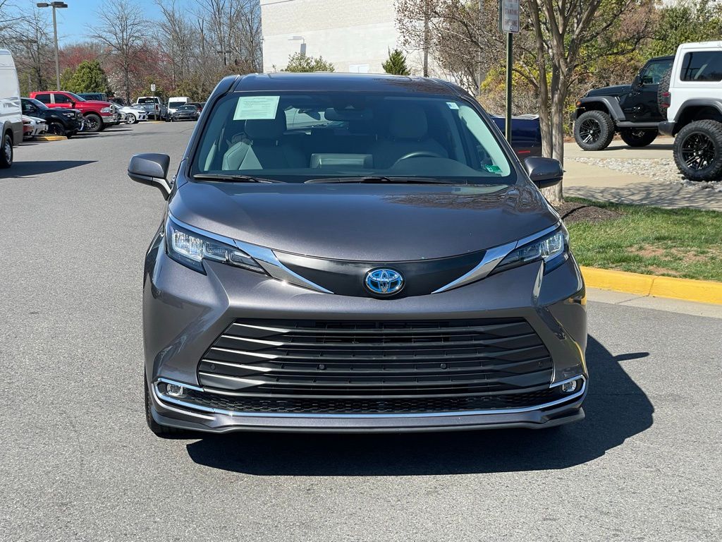 Vehicle image 4 of 33