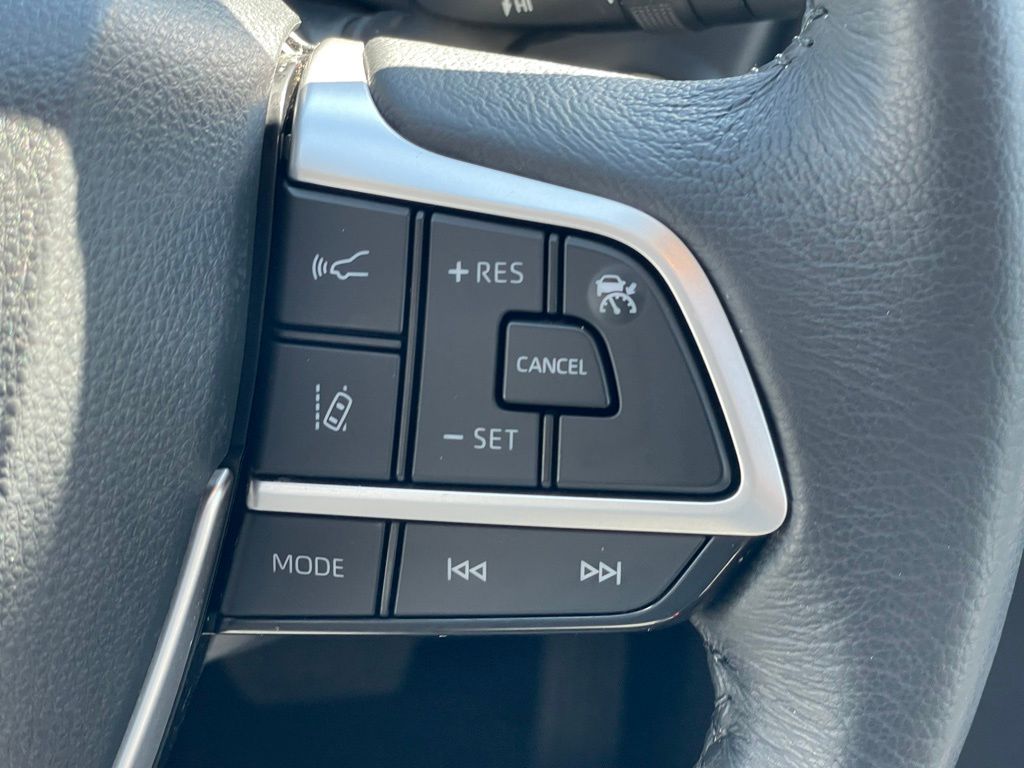 Vehicle image 26 of 33