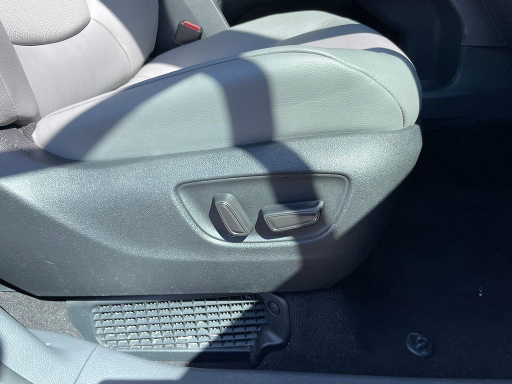 Vehicle image 32 of 33