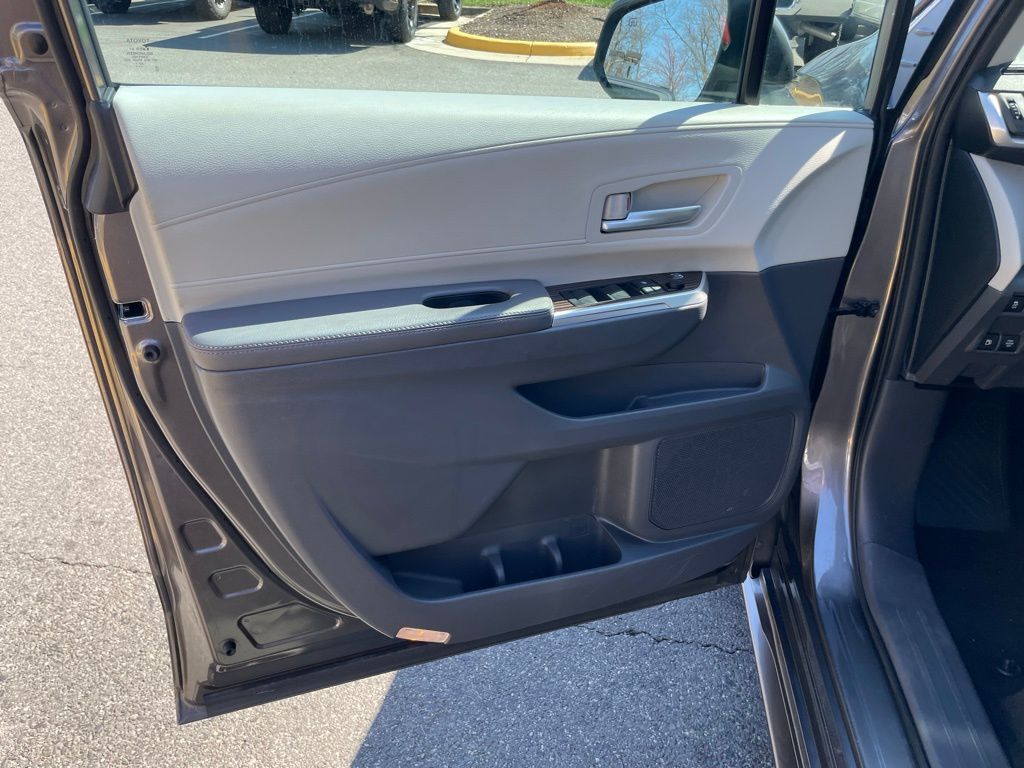 Vehicle image 27 of 33