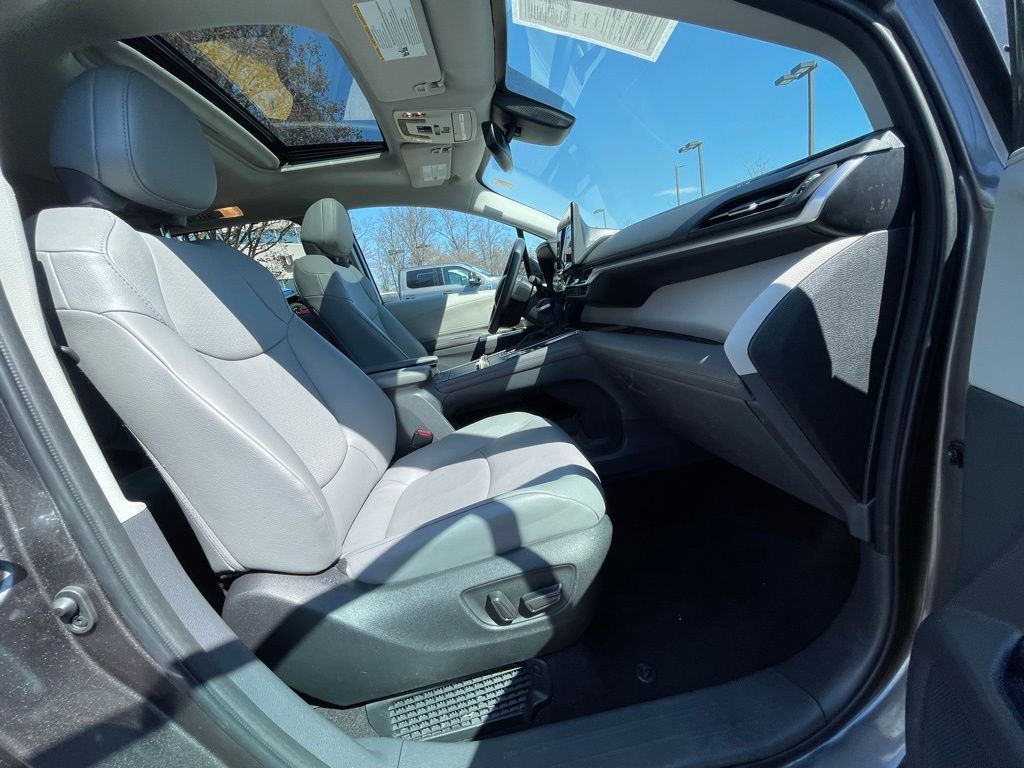 Vehicle image 31 of 33