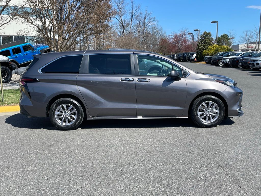 Vehicle image 7 of 33