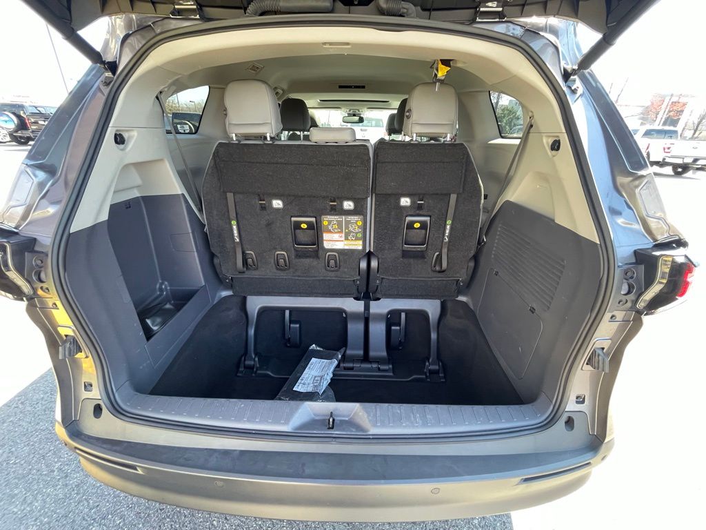 Vehicle image 17 of 33