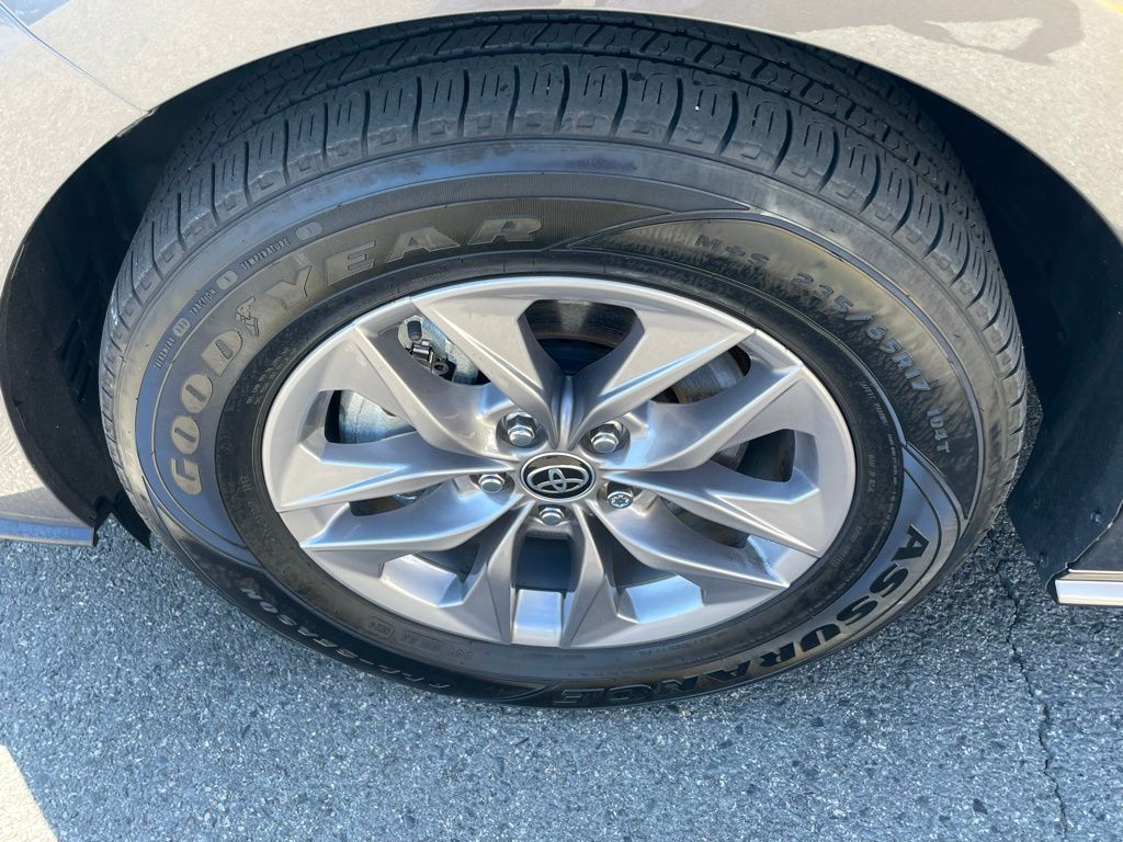 Vehicle image 13 of 33