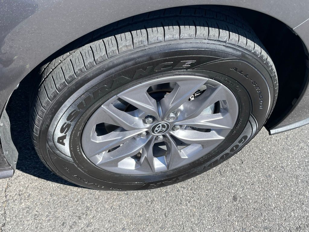 Vehicle image 12 of 33