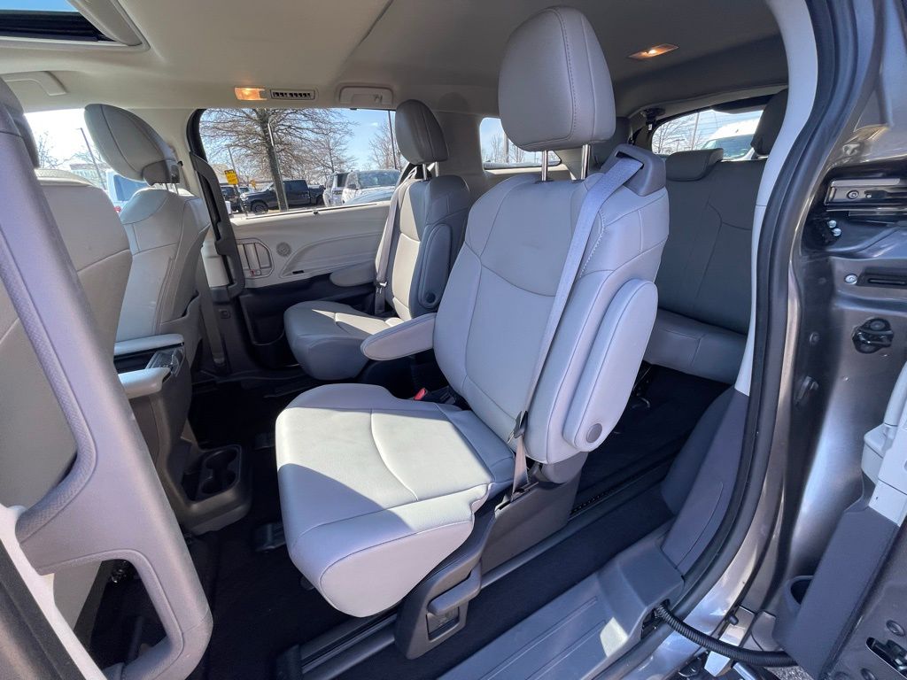 Vehicle image 18 of 33