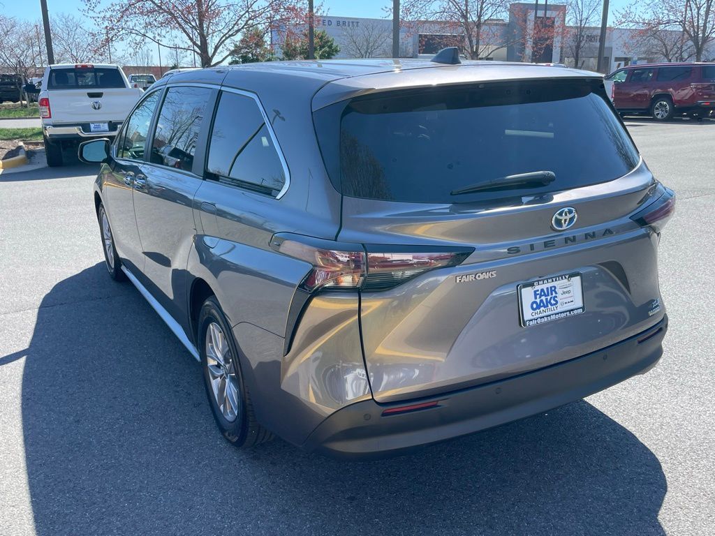Vehicle image 8 of 33
