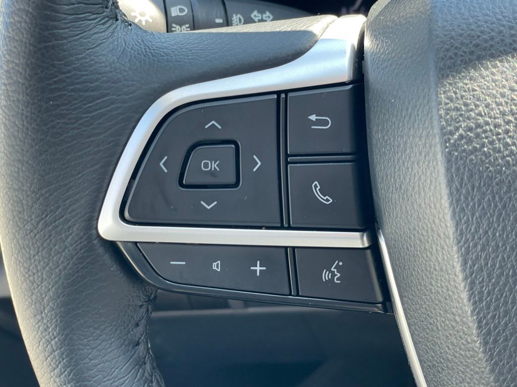 Vehicle image 25 of 33