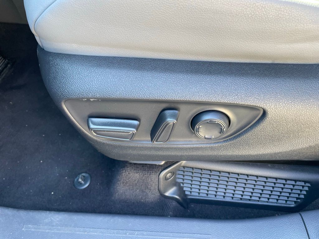 Vehicle image 30 of 33