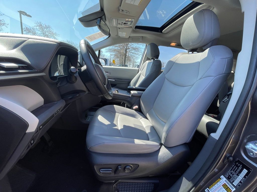 Vehicle image 29 of 33