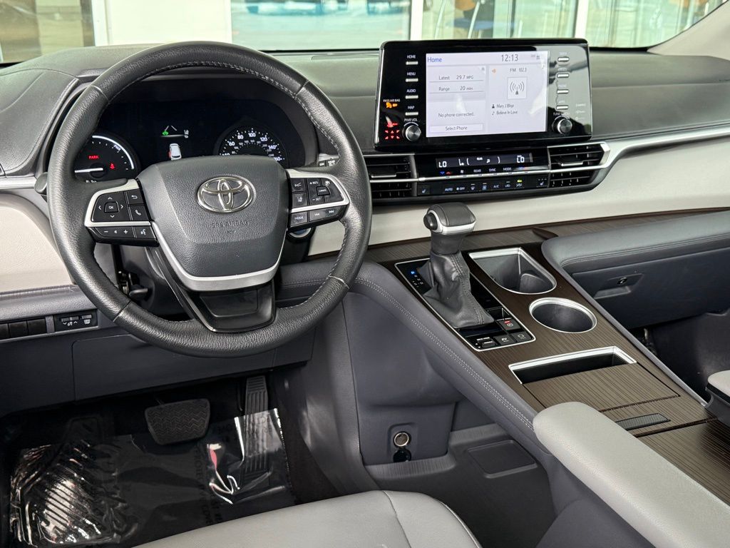 Vehicle image 32 of 36