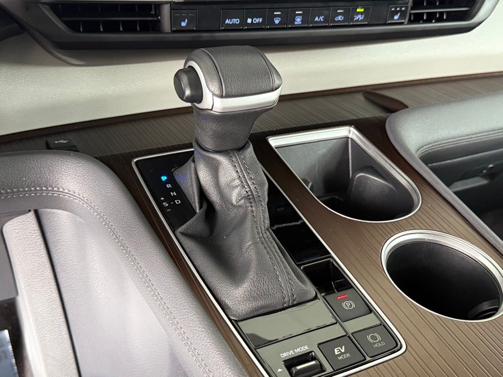 Vehicle image 29 of 36